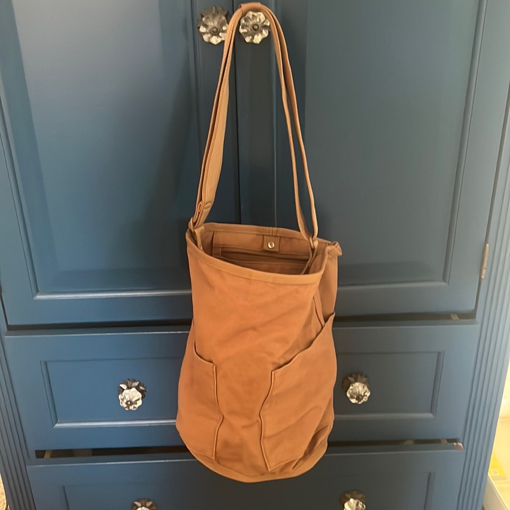 Carried once! Everlane lantern bag. Great condition.